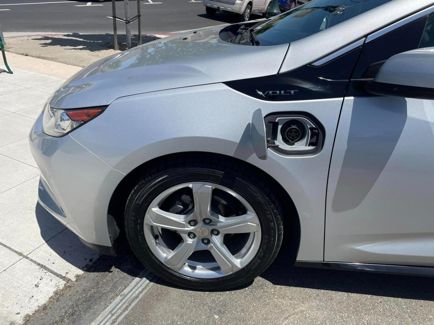 2018 SILVER /BLACK Chevrolet Volt LT (1G1RC6S57JU) with an 1.5L L4 DOHC 16V engine, CVT transmission, located at 744 E Miner Ave, Stockton, CA, 95202, (209) 944-5770, 37.956863, -121.282082 - Photo#4